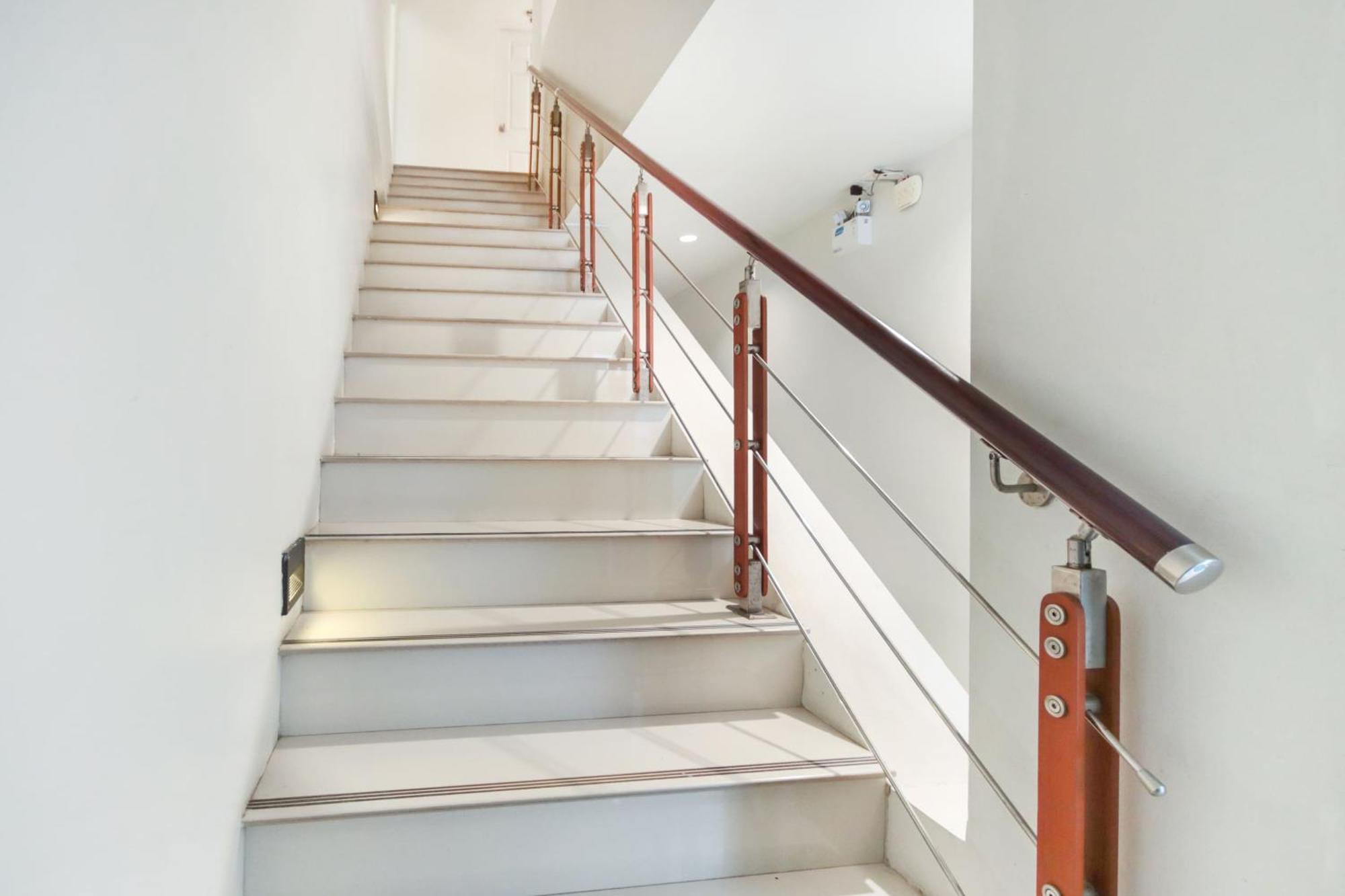 Oyo 1074 Fin Hostel Ката-Бич Экстерьер фото